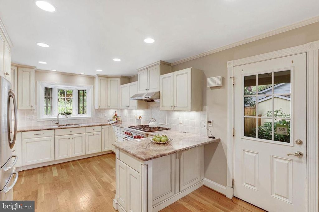 Image 8 of property listing at 9005 GREYLOCK ST, Alexandria, VA 22308