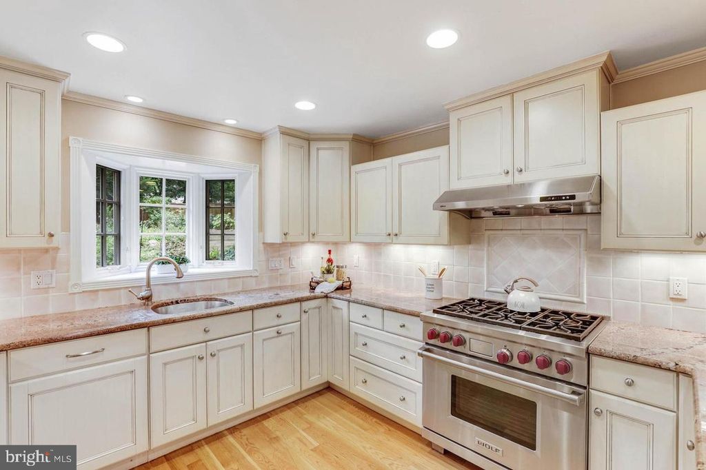 Image 9 of property listing at 9005 GREYLOCK ST, Alexandria, VA 22308