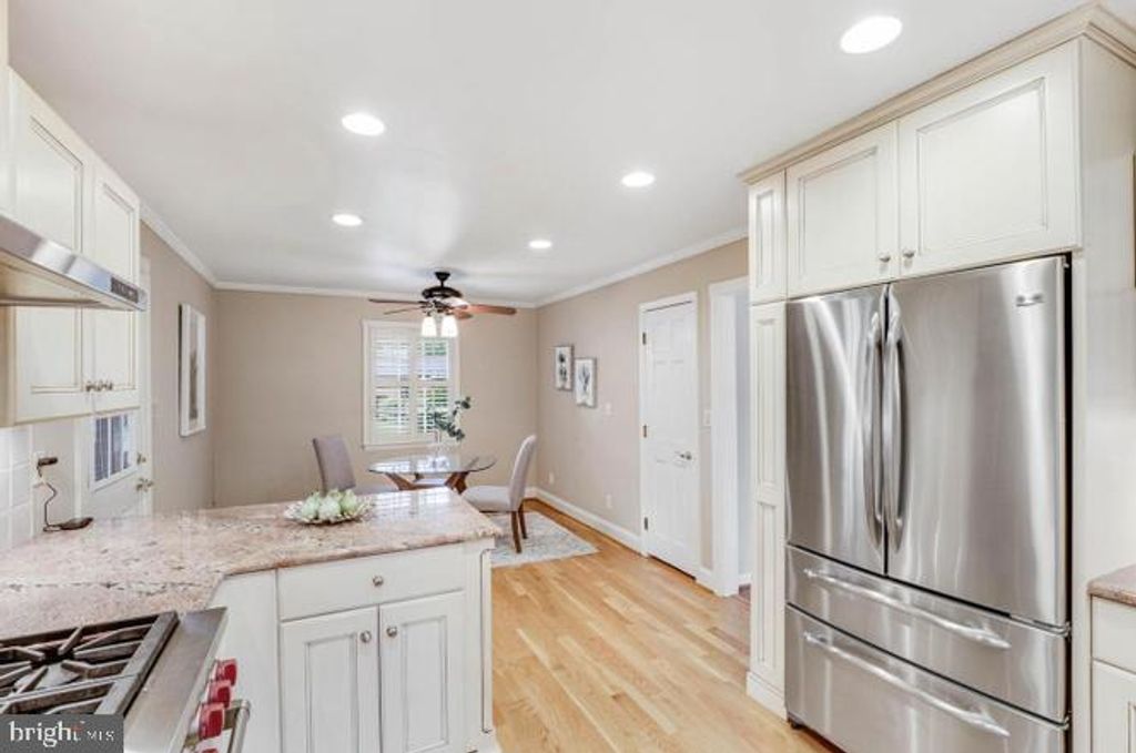 Image 10 of property listing at 9005 GREYLOCK ST, Alexandria, VA 22308