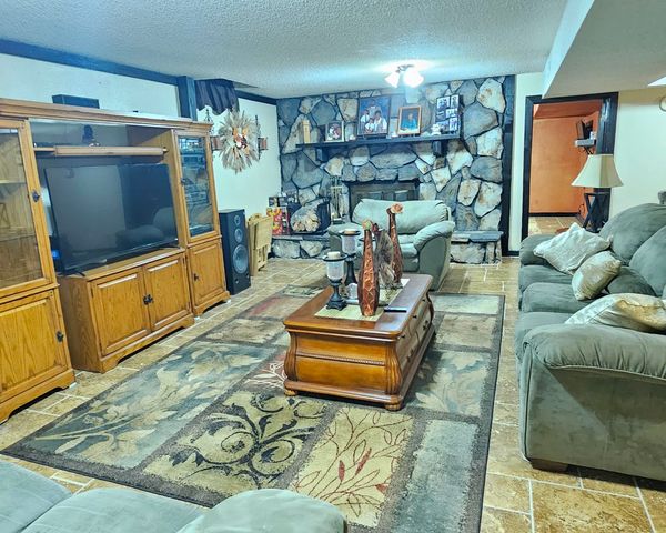 2420 N Edgemoor St, Wichita, KS 67220