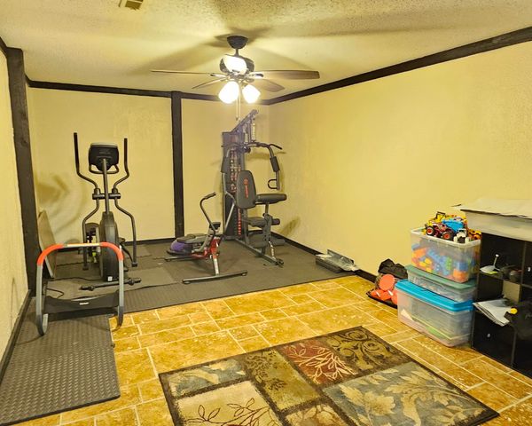 2420 N Edgemoor St, Wichita, KS 67220