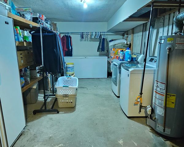 2420 N Edgemoor St, Wichita, KS 67220