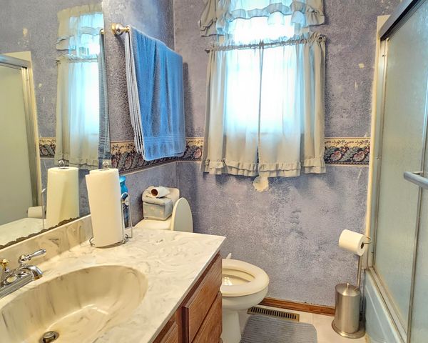 2420 N Edgemoor St, Wichita, KS 67220