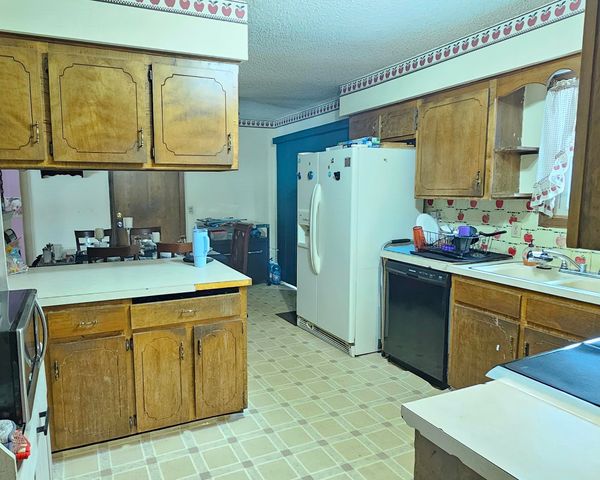 2420 N Edgemoor St, Wichita, KS 67220