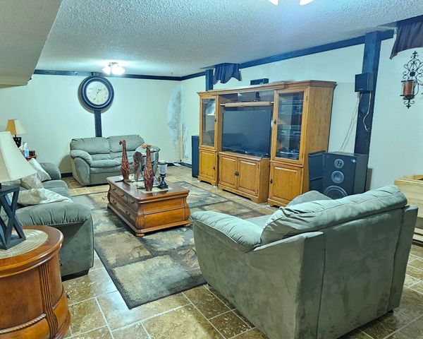 2420 N Edgemoor St, Wichita, KS 67220