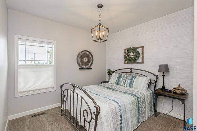 3233 S Manifold Ave Avenue, Sioux Falls, SD 57110