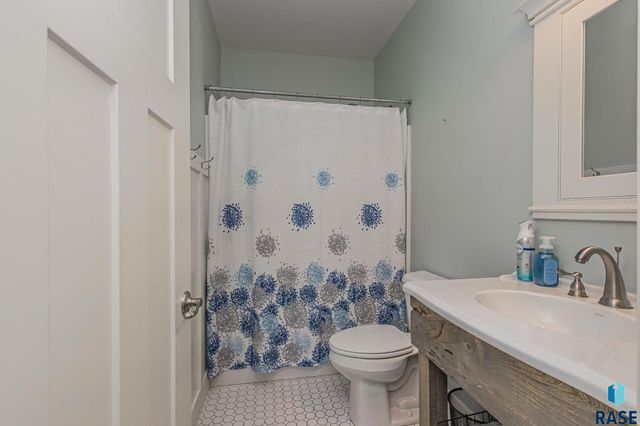 3233 S Manifold Ave Avenue, Sioux Falls, SD 57110