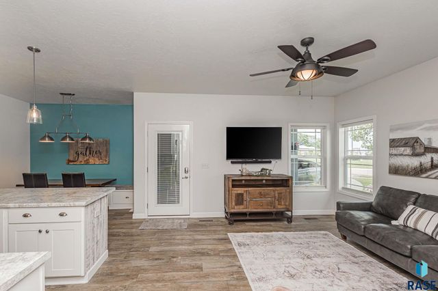 3233 S Manifold Ave Avenue, Sioux Falls, SD 57110