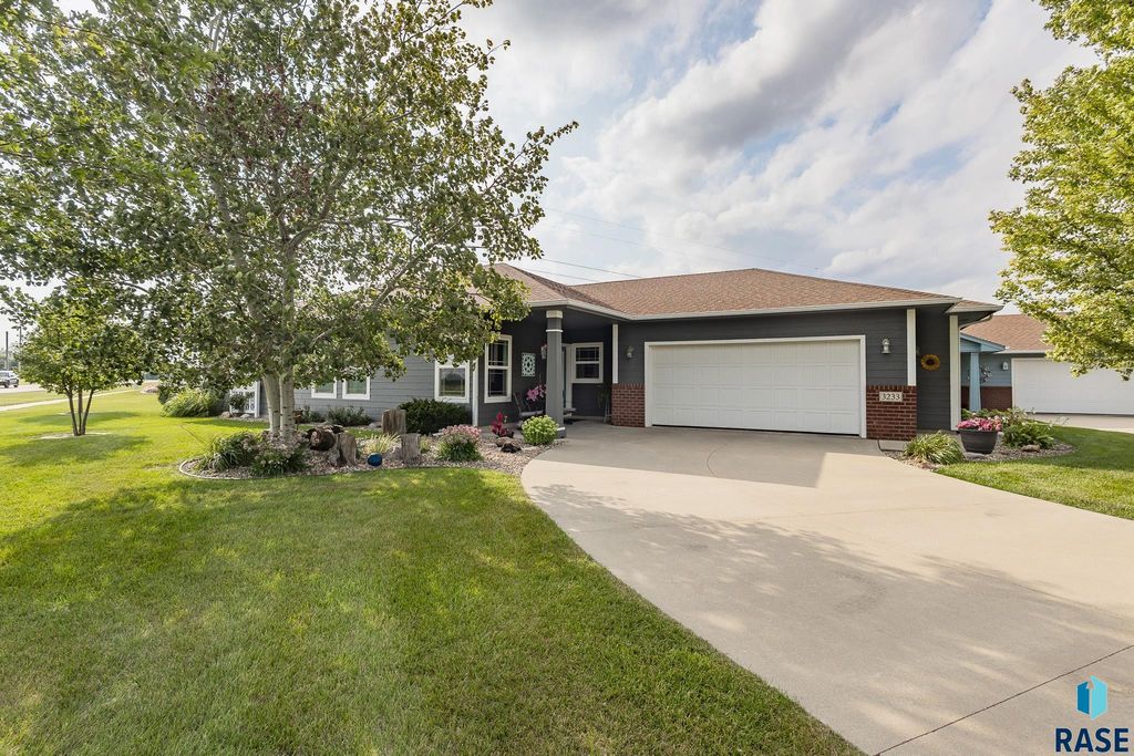 3233 S Manifold Ave Avenue, Sioux Falls, SD 57110