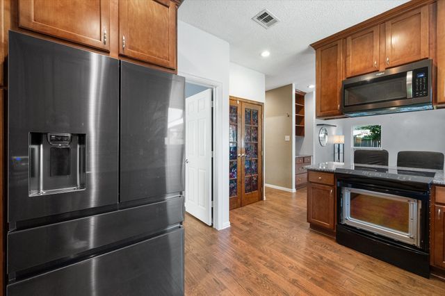 4111 Highgrove Drive, Arlington, TX 76001