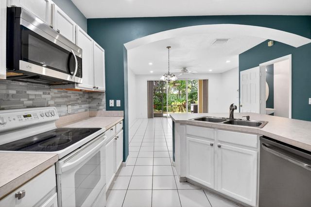 9695 Porta Leona Lane, Boynton Beach, FL 33472