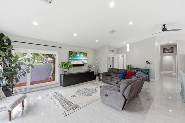 1537 NW 108th Way, Coral Springs, FL 33071