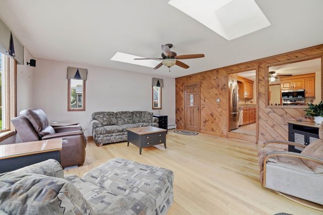 81 Rochdale St, Auburn, MA 01501