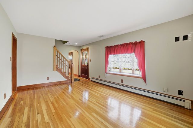 81 Rochdale St, Auburn, MA 01501