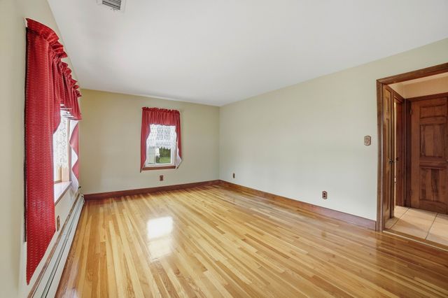 81 Rochdale St, Auburn, MA 01501