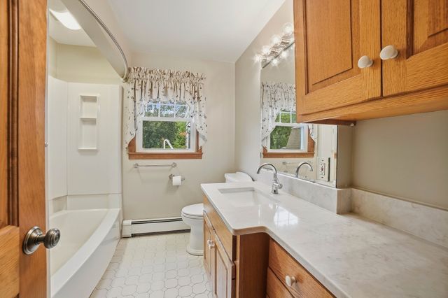 81 Rochdale St, Auburn, MA 01501