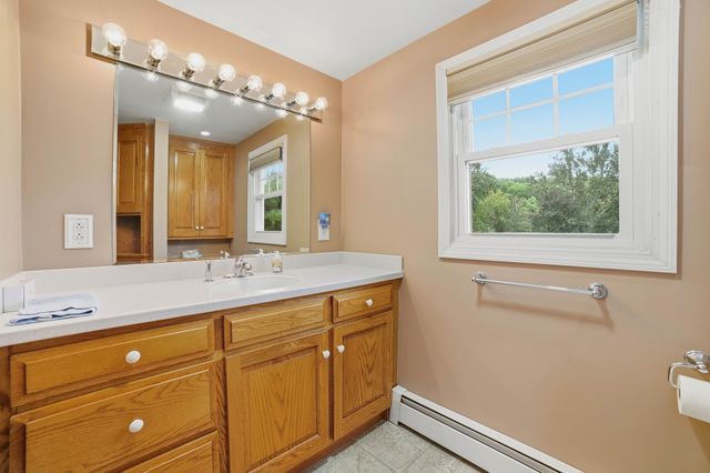 81 Rochdale St, Auburn, MA 01501