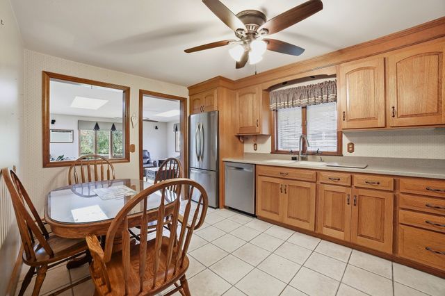 81 Rochdale St, Auburn, MA 01501