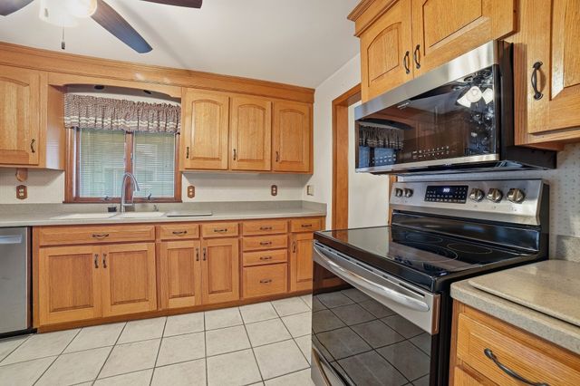 81 Rochdale St, Auburn, MA 01501