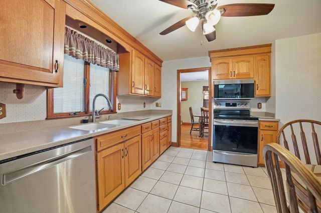 81 Rochdale St, Auburn, MA 01501