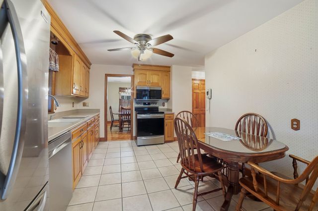 81 Rochdale St, Auburn, MA 01501