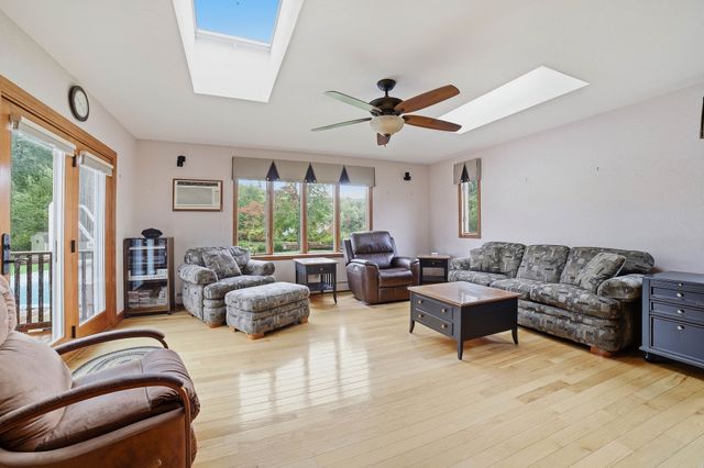81 Rochdale St, Auburn, MA 01501