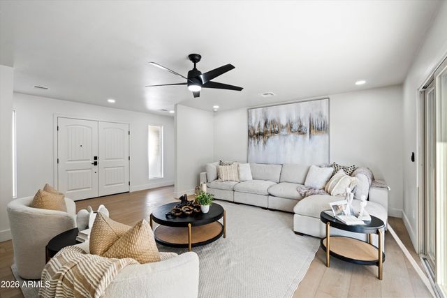 709 E ROYAL PALM Road, Phoenix, AZ 85020