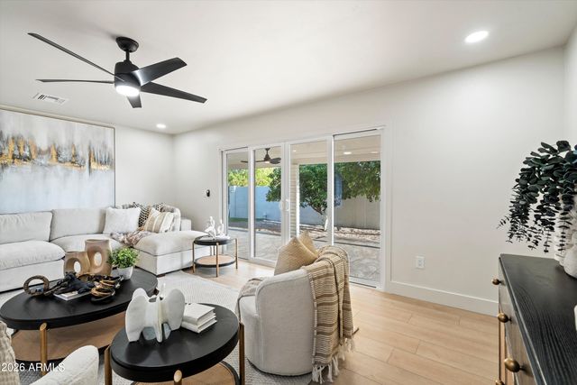 709 E ROYAL PALM Road, Phoenix, AZ 85020