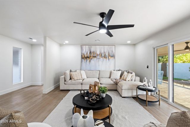 709 E ROYAL PALM Road, Phoenix, AZ 85020