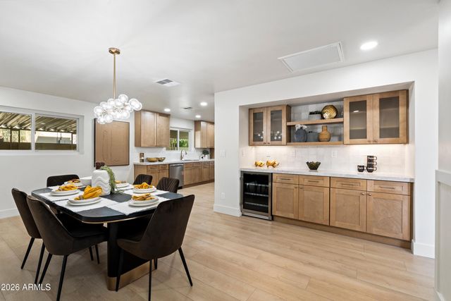 709 E ROYAL PALM Road, Phoenix, AZ 85020