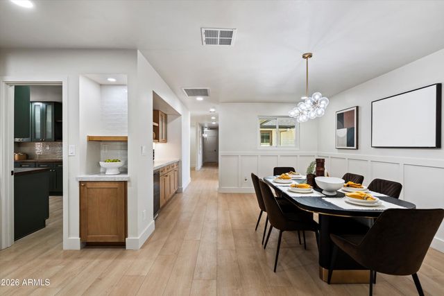 709 E ROYAL PALM Road, Phoenix, AZ 85020