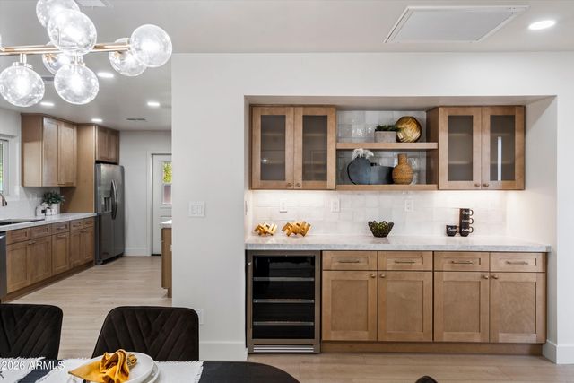 709 E ROYAL PALM Road, Phoenix, AZ 85020