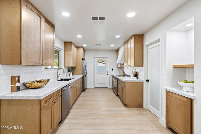 709 E ROYAL PALM Road, Phoenix, AZ 85020