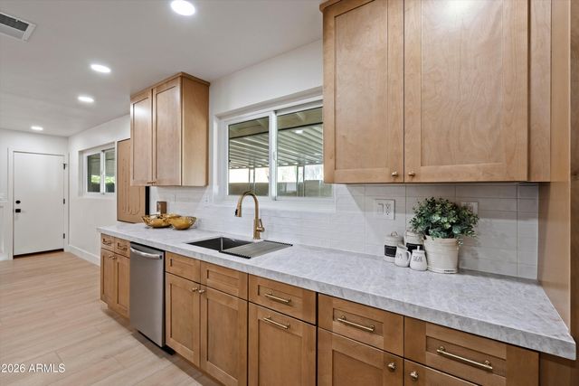 709 E ROYAL PALM Road, Phoenix, AZ 85020