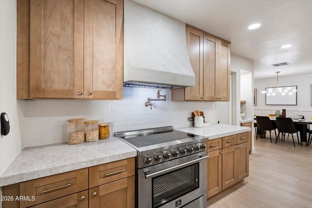 709 E ROYAL PALM Road, Phoenix, AZ 85020