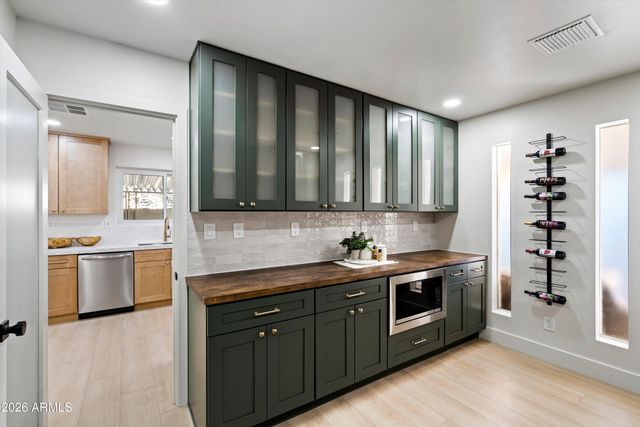 709 E ROYAL PALM Road, Phoenix, AZ 85020