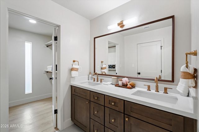 709 E ROYAL PALM Road, Phoenix, AZ 85020