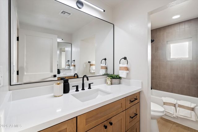 709 E ROYAL PALM Road, Phoenix, AZ 85020