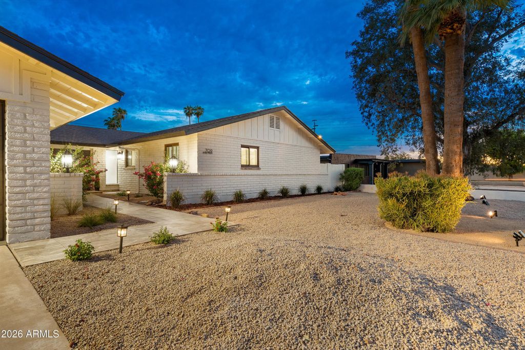 709 E ROYAL PALM Road, Phoenix, AZ 85020 — photo 2