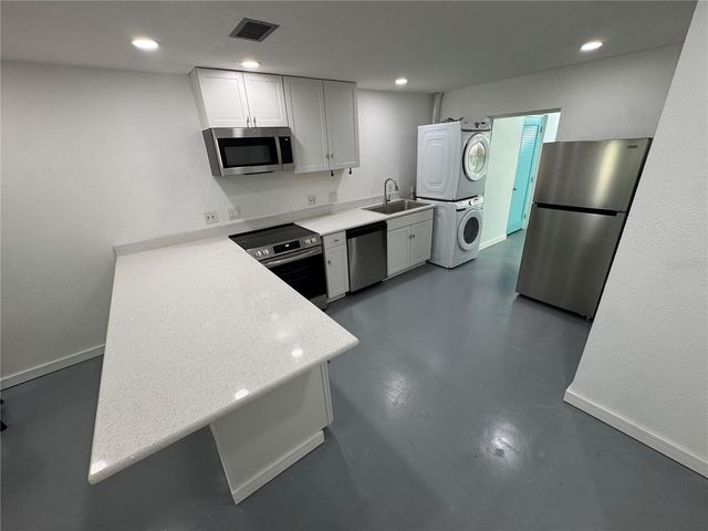 5720 13TH AVENUE N 106B, St Petersburg, FL 33710