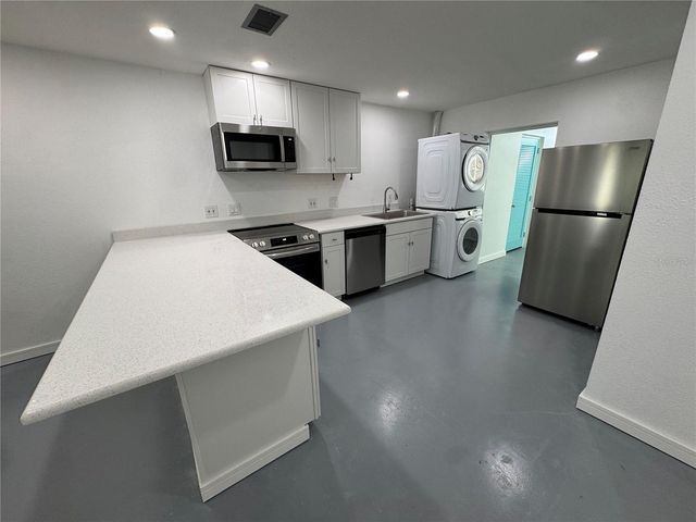 5720 13TH AVENUE N 106B, St Petersburg, FL 33710