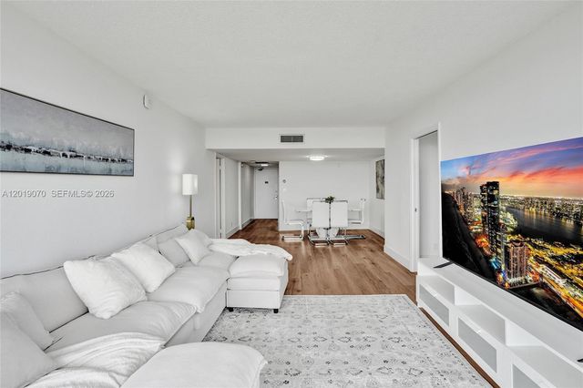 20379 W Country Club Dr 1440, Aventura, FL 33180