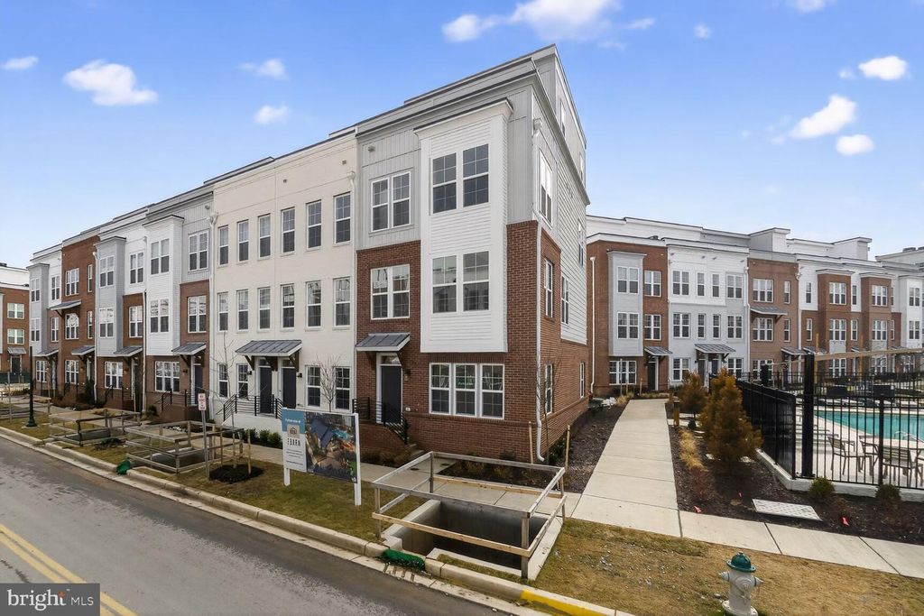 Image 1 of property listing at 2521 FARMSTEAD DR #313 CLARKE, Rockville, MD 20850
