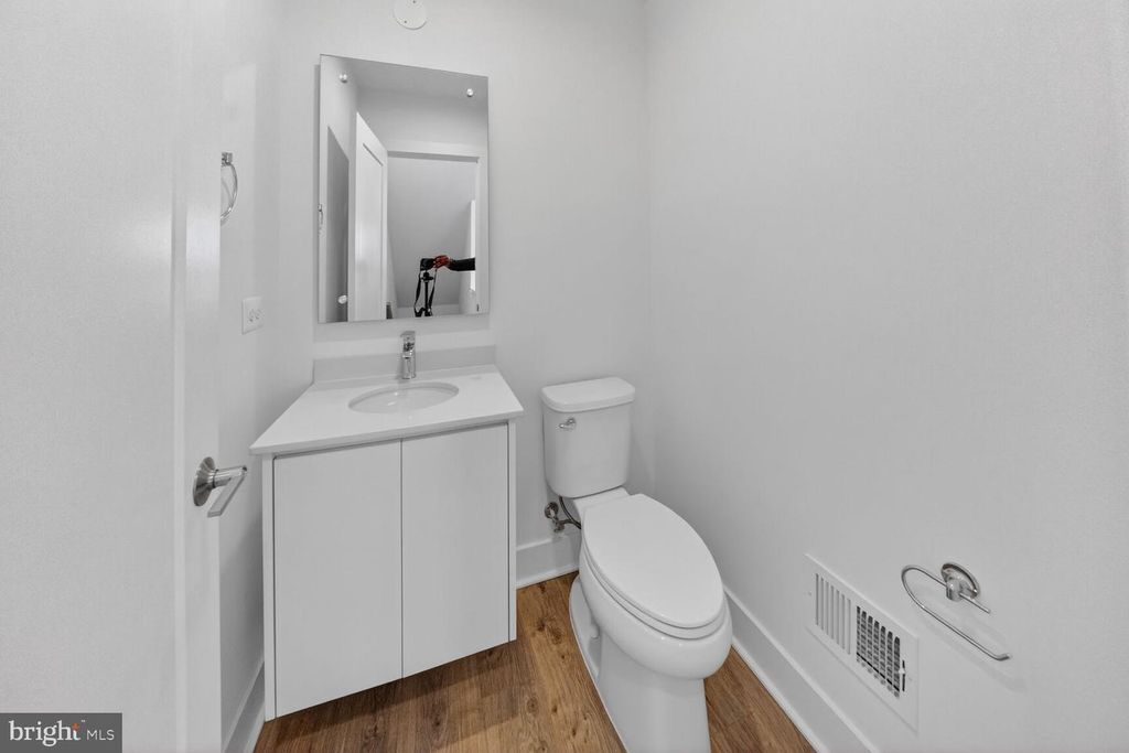 Image 13 of property listing at 2521 FARMSTEAD DR #313 CLARKE, Rockville, MD 20850