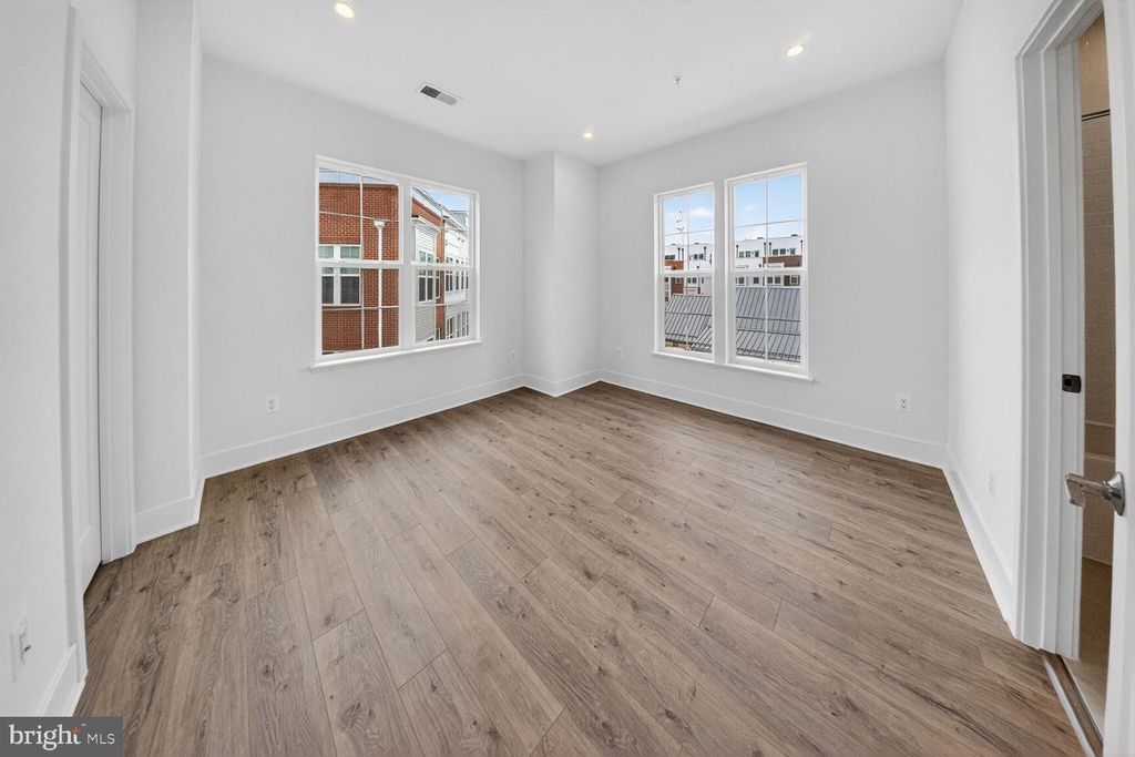 Image 14 of property listing at 2521 FARMSTEAD DR #313 CLARKE, Rockville, MD 20850