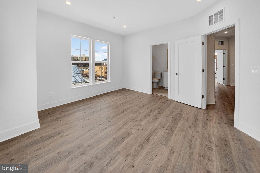 Image 15 of property listing at 2521 FARMSTEAD DR #313 CLARKE, Rockville, MD 20850