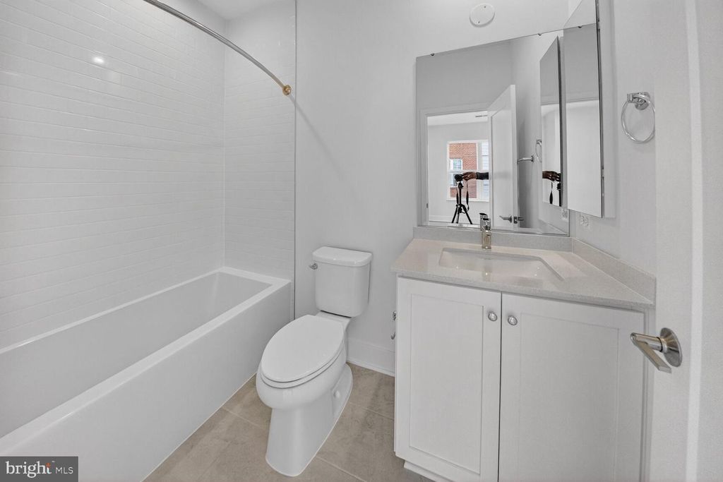 Image 16 of property listing at 2521 FARMSTEAD DR #313 CLARKE, Rockville, MD 20850