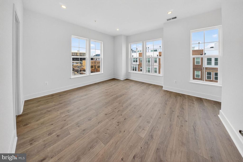 Image 17 of property listing at 2521 FARMSTEAD DR #313 CLARKE, Rockville, MD 20850