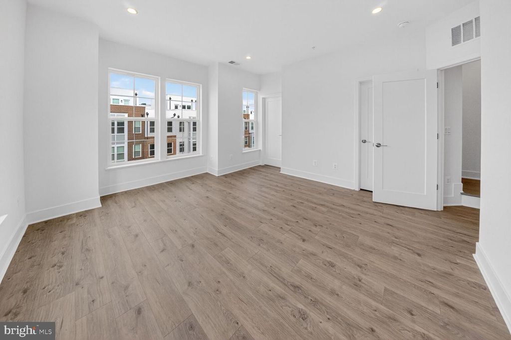 Image 18 of property listing at 2521 FARMSTEAD DR #313 CLARKE, Rockville, MD 20850