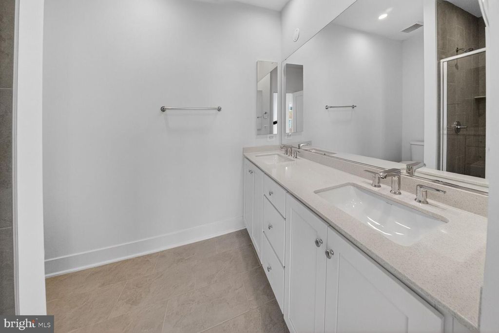 Image 20 of property listing at 2521 FARMSTEAD DR #313 CLARKE, Rockville, MD 20850